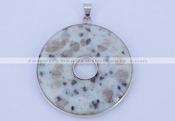 NGP615 5pcs 6*41mm kiwi stone with brass setting donut pendants